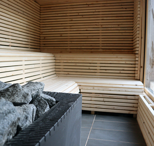 Finska sauna je samoobslužná a všetkám vybavená. Drevo, sekera, uhlie, nádobou na posielavanie.
