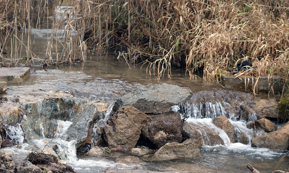 Termálny prameň Klameny hneď pri Ružomberku. Priezračná voda tečúca pomedzi kamene.